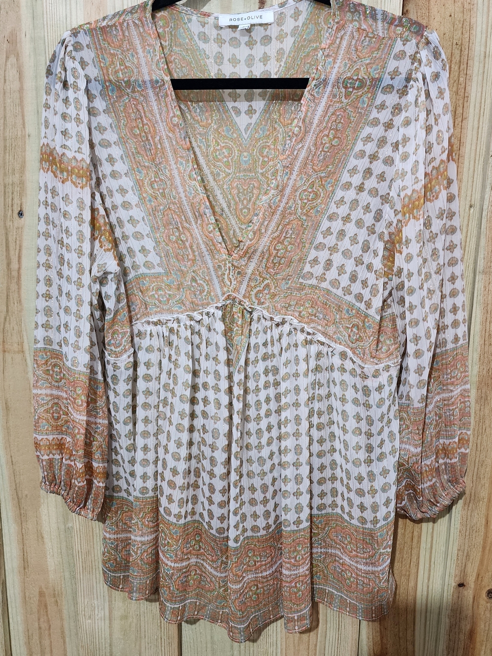 Rose & Olive Cream Paisley V-Neck Absolutely GORG!!